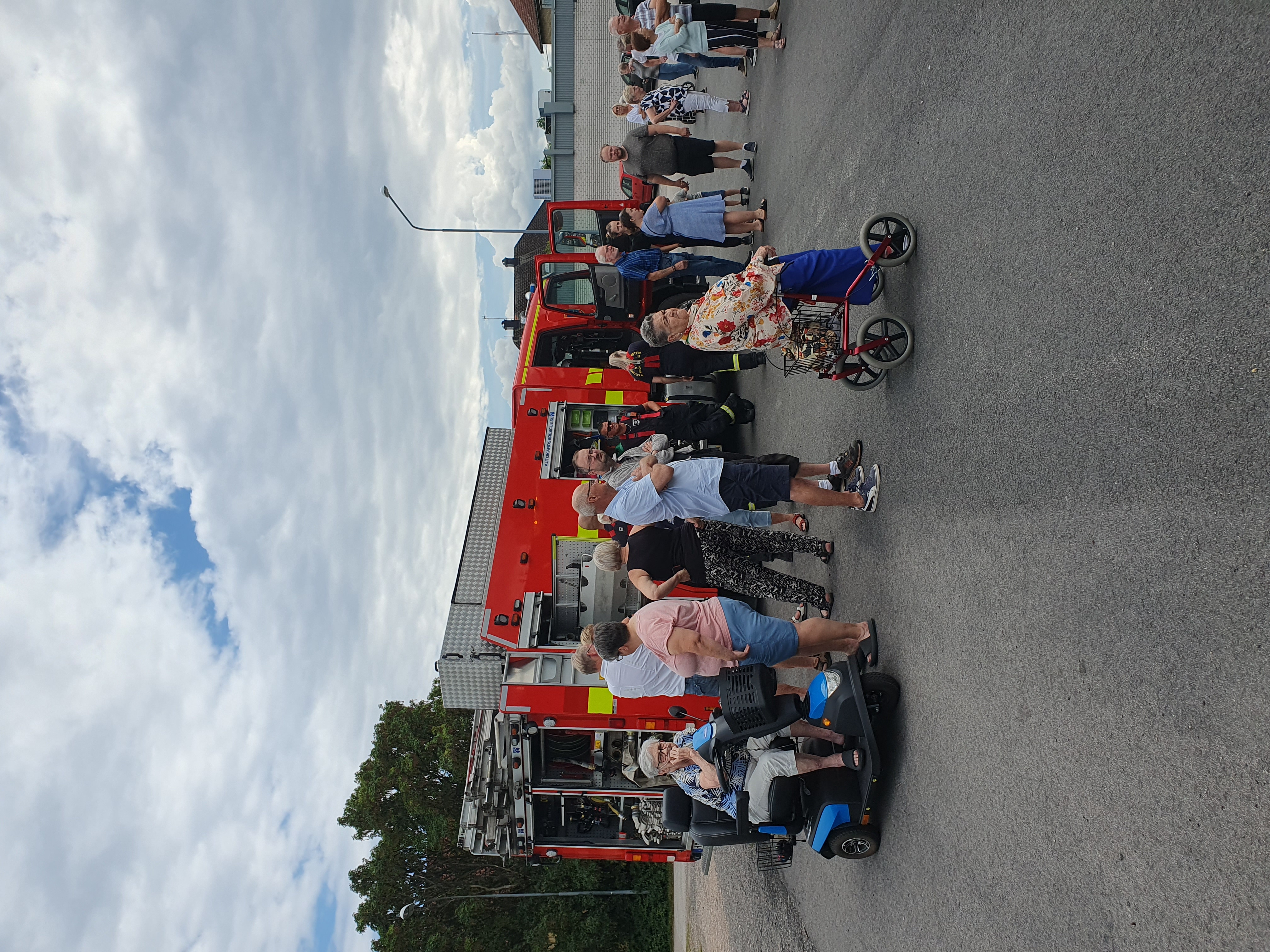 Folkmassa vid brandbil